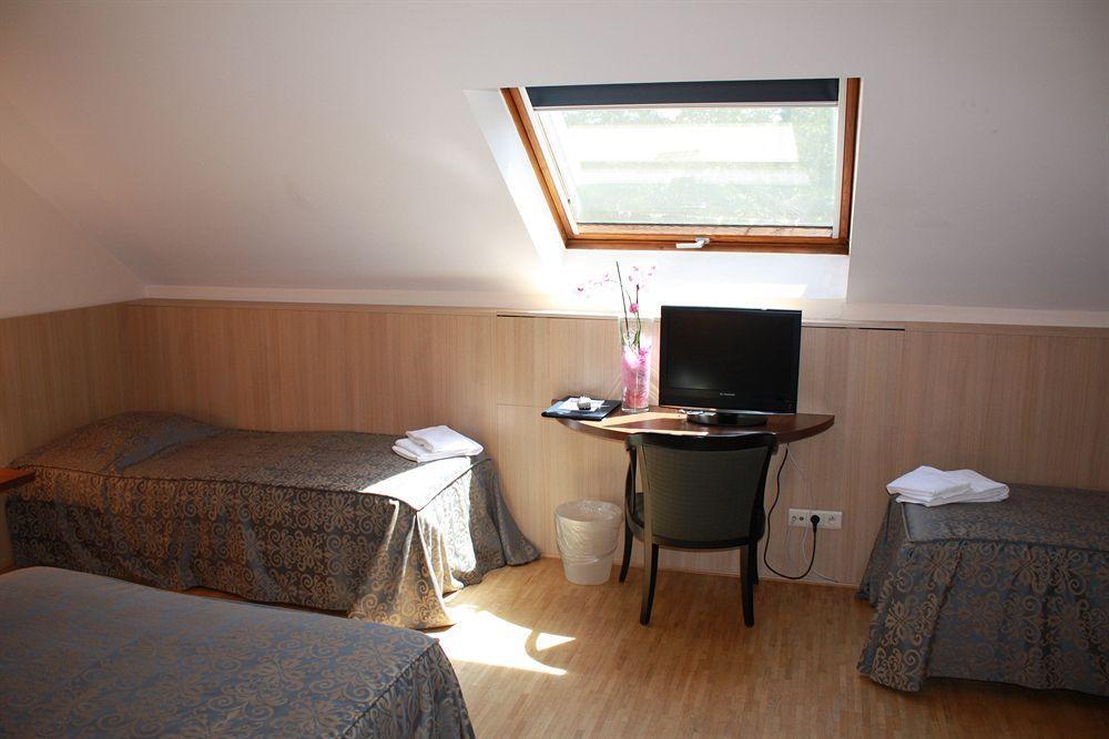 Отель Ibis Wavre Brussels East Экстерьер фото